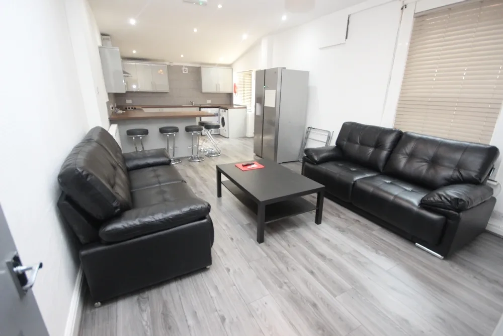 Garmoyle Road, L15