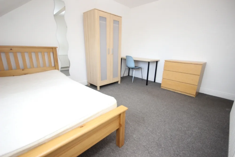 1 Bedroom Available in Elm Hall Drive, L18