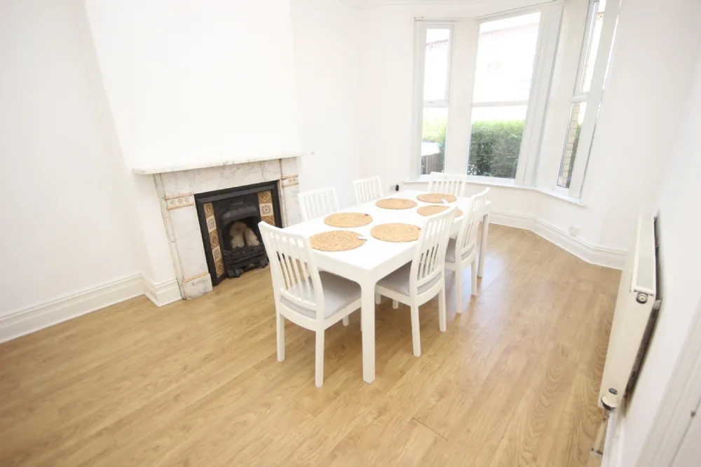 Hawarden Avenue, L17